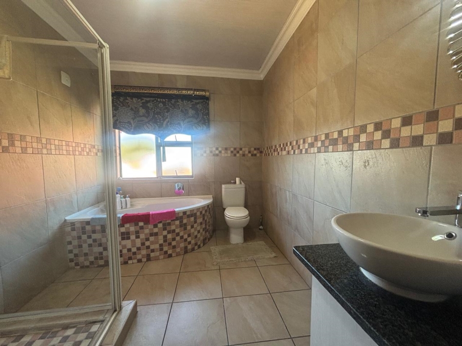 4 Bedroom Property for Sale in Langenhovenpark Free State